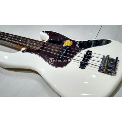 squier jazz bass white