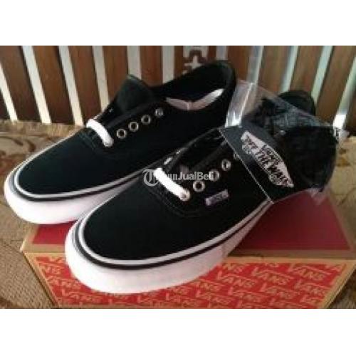 vans suede black and white