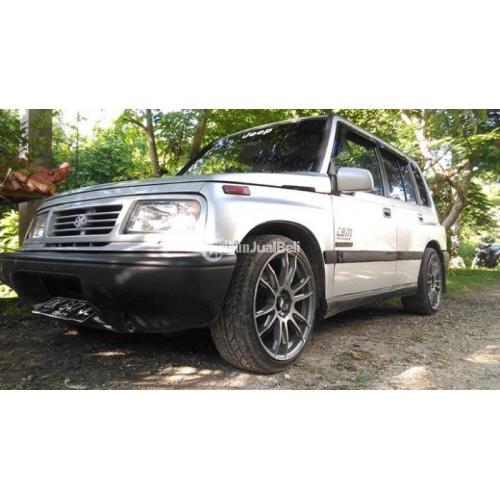 Mobil Suzuki Escudo Bekas  1994 Warna Silver Mulus AC 