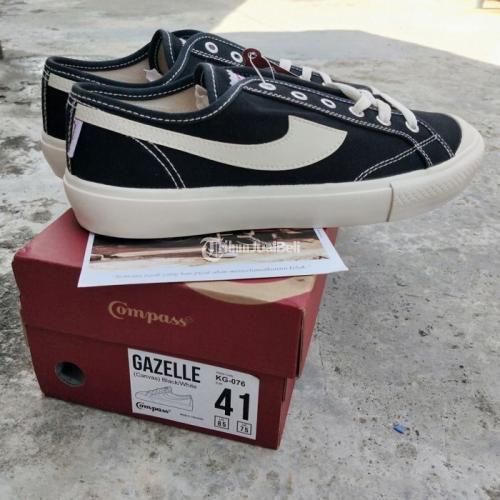 sepatu compass gazelle black white