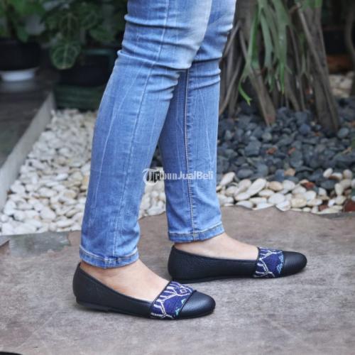 Kerajinan Flat Shoes Kombinasi Kulit Sapi Dan Kain Tenun NTT Handmade Limited Stock - Jakarta