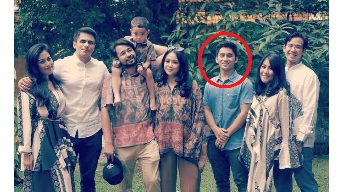 Foto Bareng Keluarga Raffi Ahmad Sosok Pria Ini Curi Perhatian Lihat 