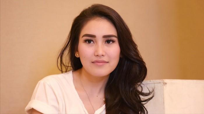 Tampil Simpel Tanpa Make Up Ayu Ting Ting Kepergok Pakai Tas dan Sandal