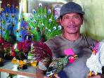 Nelayan di Semarang Utara Sulap Kaleng Bekas Menjadi Kerajinan Merak Raja