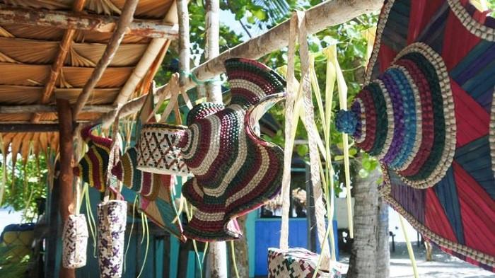 Warga Kampung Arborek Raja Ampat Hasilkan Kerajinan Tangan Dari Daun ...