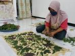 Intip Kerajinan Unik Kain Ecoprint, Ibu Rumah Tangga di Kediri Bisa Raup Hingga Jutaan Rupiah 