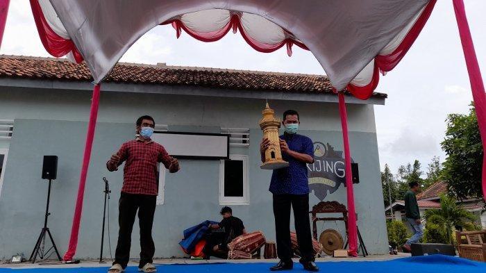 Menariknya Miniatur Menara Masjid Agung Banten Berbahan Dasar Bambu