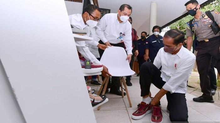 Jokowi Beli Kerajinan Sepatu Unik Produk UMKM Asal NTB, Tak Disangka Harganya Cuma Segini 