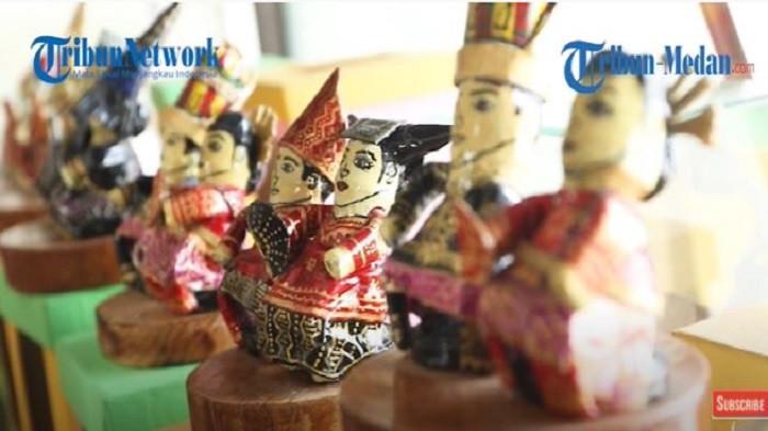 Kreasi Koran Bekas Menjadi Kerajinan Cantik Miniatur Pakaian Adat Khas Indonesia 