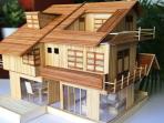 Menakjubkan, Kerajinan Miniatur Rumah Mewah Berbahan Limbah Bambu