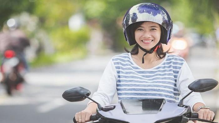 Tips Memilih Helm yang Pas dan Nyaman Bagi Pengendara Motor Wanita
